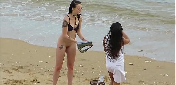  mulheres nuas na praia em albufeira (praia do peneco)
